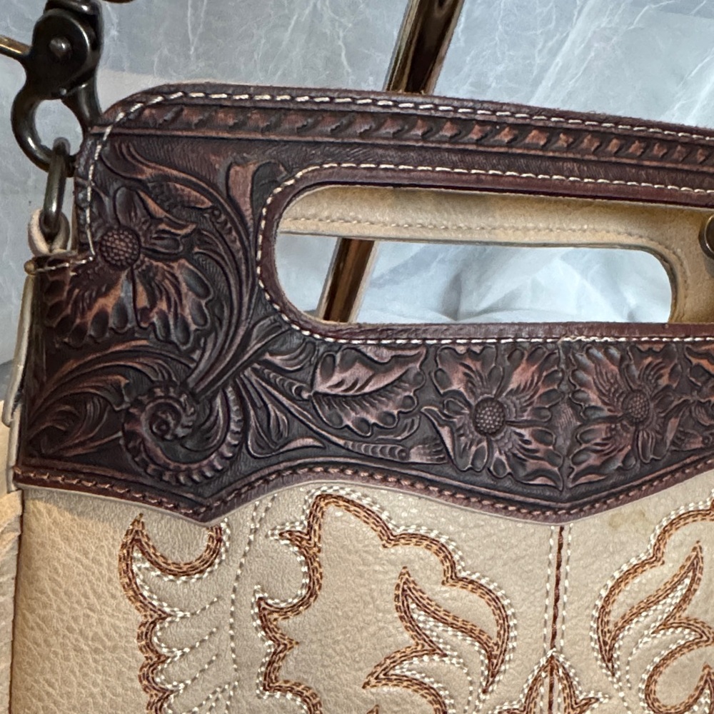 Wrangler Cream and Brown Embroidered Crossbody Bag - Picture 7 of 7